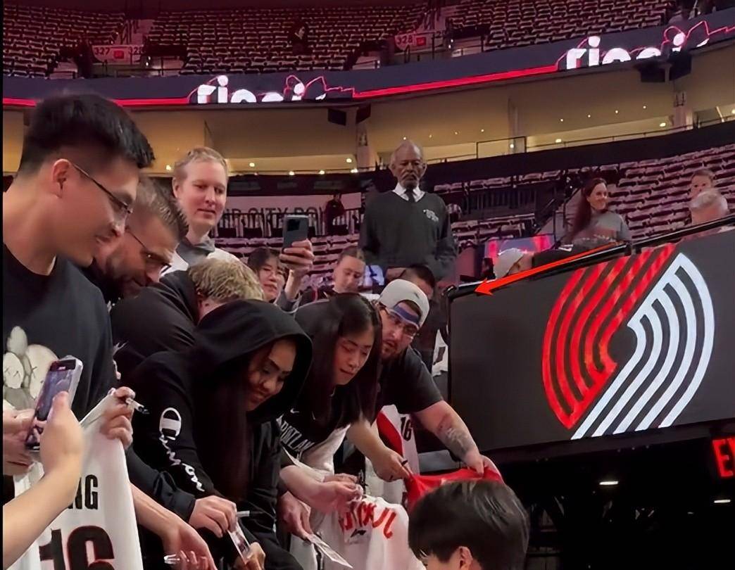 包含亚特兰大训练开放日，今夜再遭质疑引欢呼，NBA常规赛在即，训练强度明显提升的词条